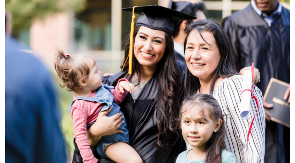 Graduation Photos With Friends & Family: Ideas That Feel Real