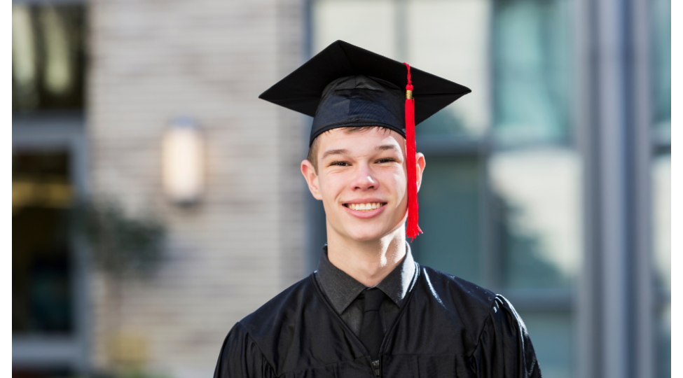 Cap & Gown Styling Tips That Make You Look Better in Photos