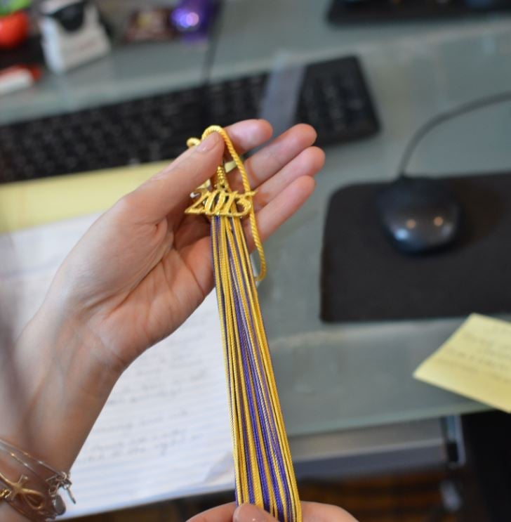 Smoothing graduation tassel strands